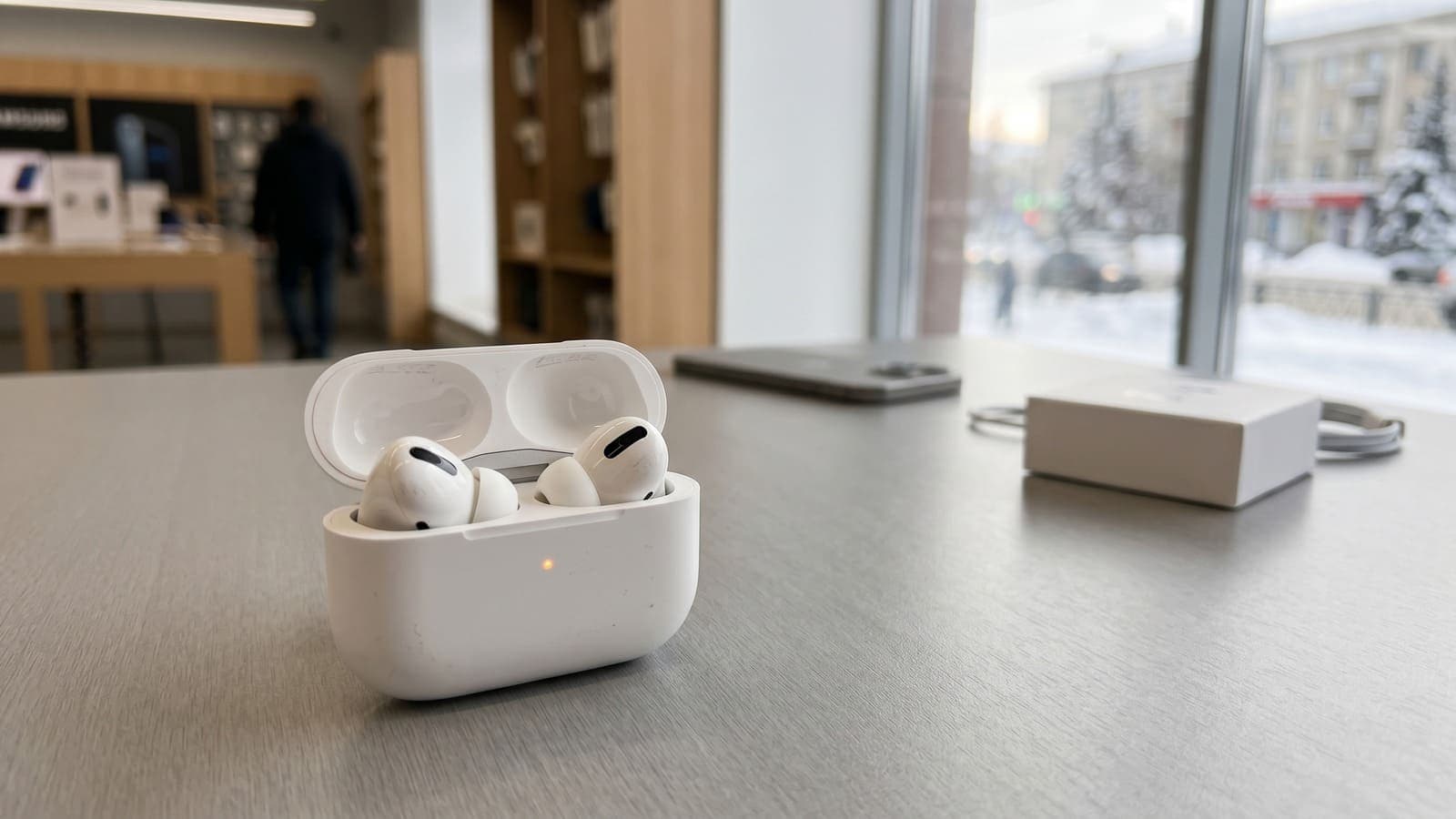 AirPods Pro в открытом кейсе для статьи о покупке наушников в Красноярске